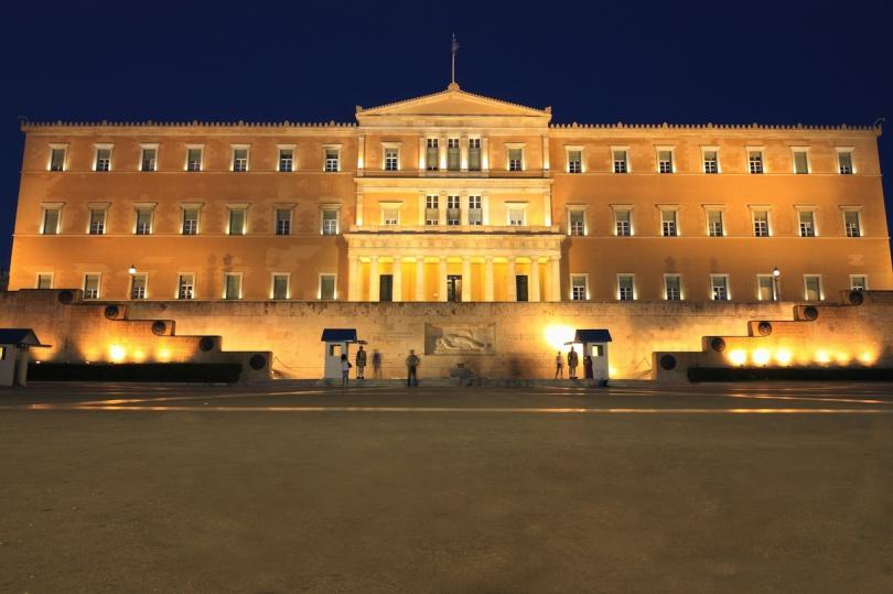 البرلمان اليوناني يشكل لجنة لتقصي الظروف التي تم فيها عقد إتفاقية برنامج المساعدات